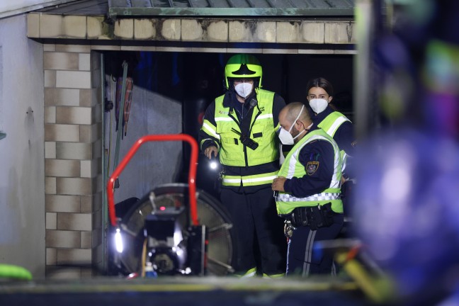 Kellerbrand: Drei Feuerwehren bei nchtlichem Brand in einem Wohnhaus in Leonding im Einsatz