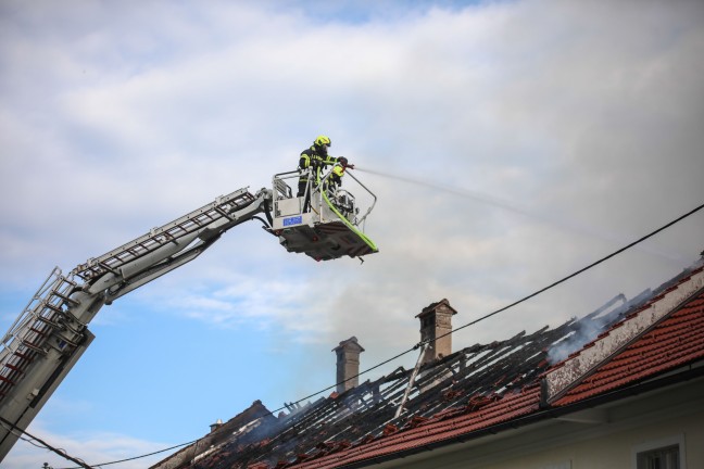 Neun Feuerwehren bei Dachstuhlbrand auf einem Bauernhof in Kirchberg-Thening im Einsatz