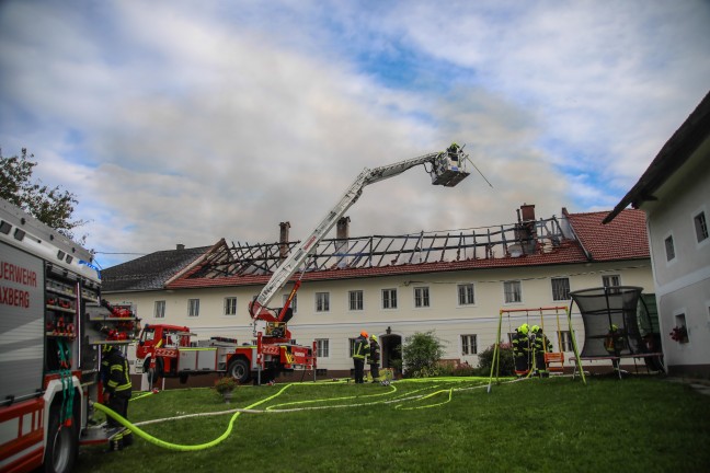Neun Feuerwehren bei Dachstuhlbrand auf einem Bauernhof in Kirchberg-Thening im Einsatz
