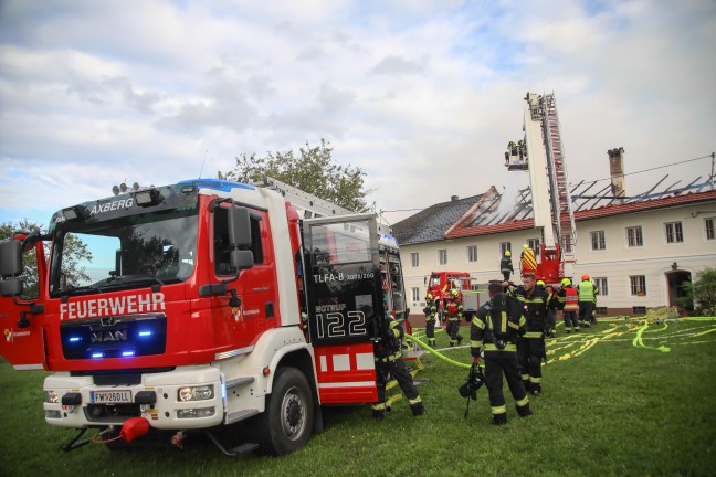 Neun Feuerwehren bei Dachstuhlbrand auf einem Bauernhof in Kirchberg-Thening im Einsatz