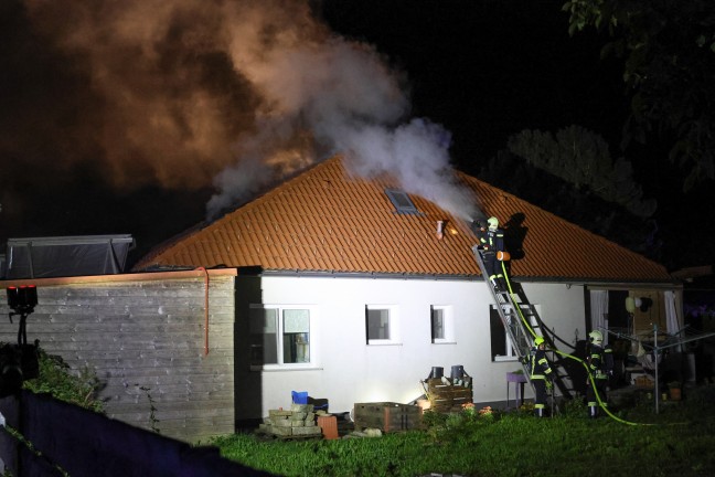 Ausgedehnter Vollbrand im Dachgescho eines Wohnhauses in Thalheim bei Wels