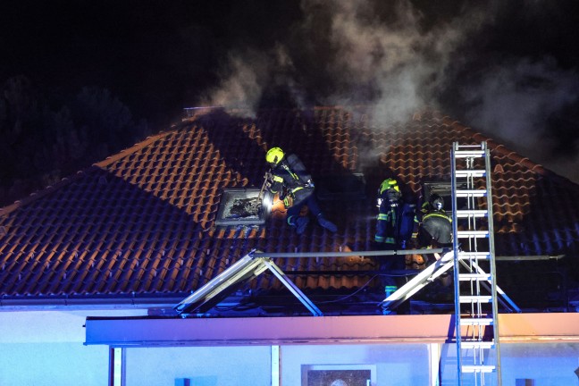 Ausgedehnter Vollbrand im Dachgescho eines Wohnhauses in Thalheim bei Wels
