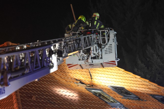 Ausgedehnter Vollbrand im Dachgescho eines Wohnhauses in Thalheim bei Wels