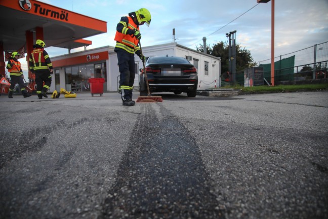 Einsatzkrfte nach Dieselaustritt aus einem PKW in Marchtrenk im Einsatz