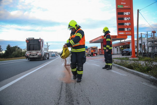 Einsatzkrfte nach Dieselaustritt aus einem PKW in Marchtrenk im Einsatz
