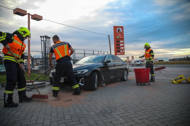 Einsatzkrfte nach Dieselaustritt aus einem PKW in Marchtrenk im Einsatz