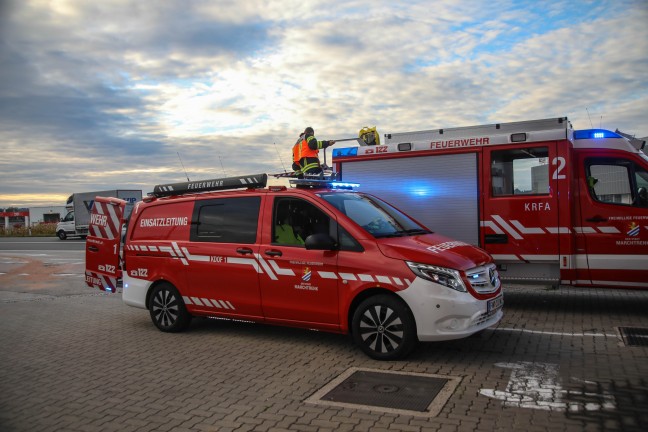 Einsatzkrfte nach Dieselaustritt aus einem PKW in Marchtrenk im Einsatz