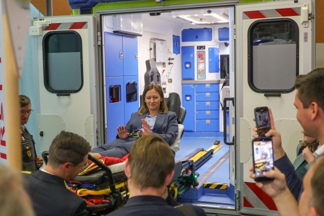 "retter Messe 2025": Claudia Plakolm (VP) erffnete in Wels die Leitmesse fr Einsatzorganisationen