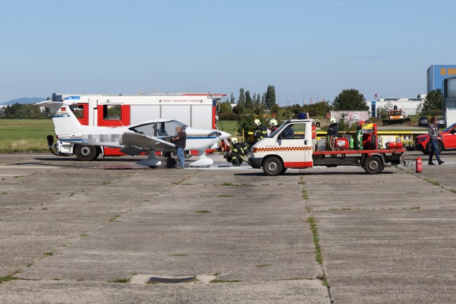 Brand eines Kleinflugzeuges nach der Landung auf Flugplatz in Wels-Neustadt