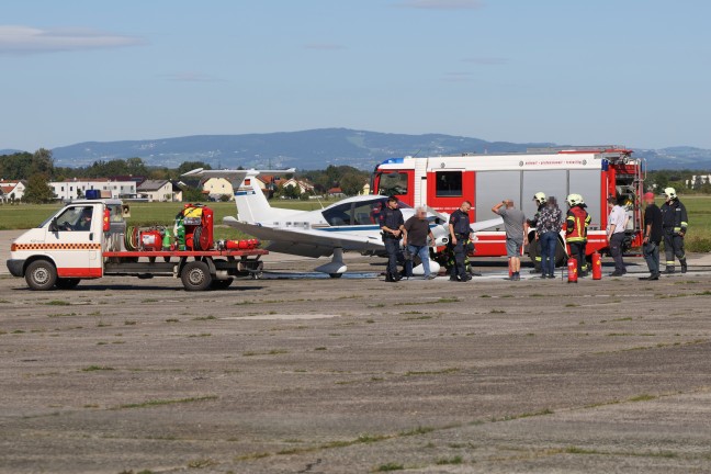 Brand eines Kleinflugzeuges nach der Landung auf Flugplatz in Wels-Neustadt
