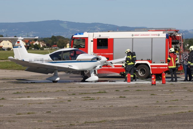 Brand eines Kleinflugzeuges nach der Landung auf Flugplatz in Wels-Neustadt