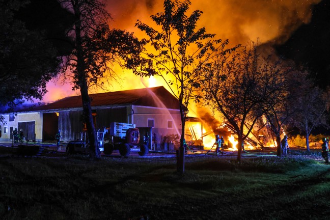 16 Feuerwehren bei Grobrand eines landwirtschaftlichen Gebudes in Aurach am Hongar im Einsatz