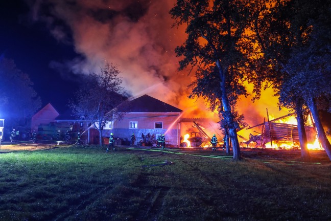 16 Feuerwehren bei Grobrand eines landwirtschaftlichen Gebudes in Aurach am Hongar im Einsatz