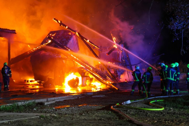 16 Feuerwehren bei Grobrand eines landwirtschaftlichen Gebudes in Aurach am Hongar im Einsatz