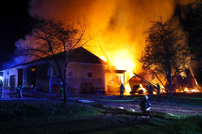 16 Feuerwehren bei Grobrand eines landwirtschaftlichen Gebudes in Aurach am Hongar im Einsatz