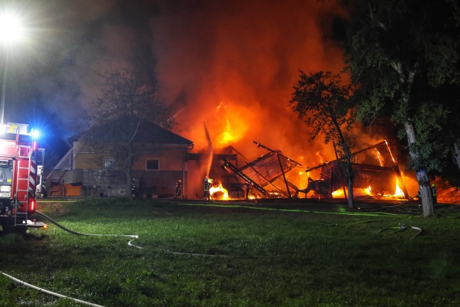 16 Feuerwehren bei Grobrand eines landwirtschaftlichen Gebudes in Aurach am Hongar im Einsatz