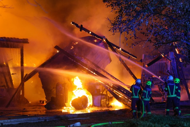 16 Feuerwehren bei Grobrand eines landwirtschaftlichen Gebudes in Aurach am Hongar im Einsatz