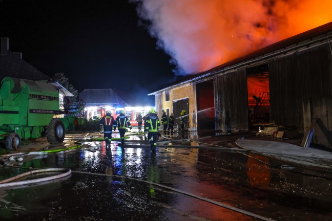 16 Feuerwehren bei Grobrand eines landwirtschaftlichen Gebudes in Aurach am Hongar im Einsatz
