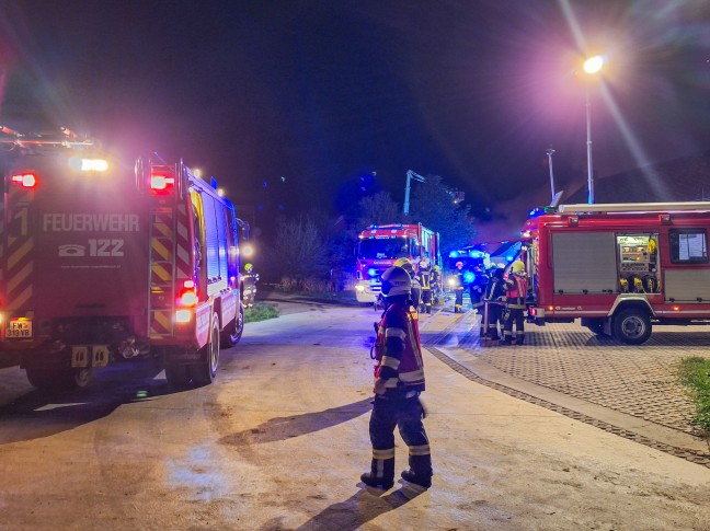 16 Feuerwehren bei Grobrand eines landwirtschaftlichen Gebudes in Aurach am Hongar im Einsatz