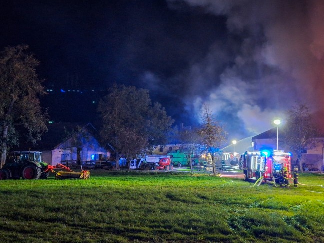 16 Feuerwehren bei Grobrand eines landwirtschaftlichen Gebudes in Aurach am Hongar im Einsatz
