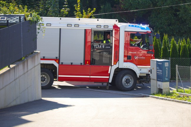 Feuerwehr bei Brandnachschau in Kche eines Mehrparteienwohnhauses in Steinhaus im Einsatz