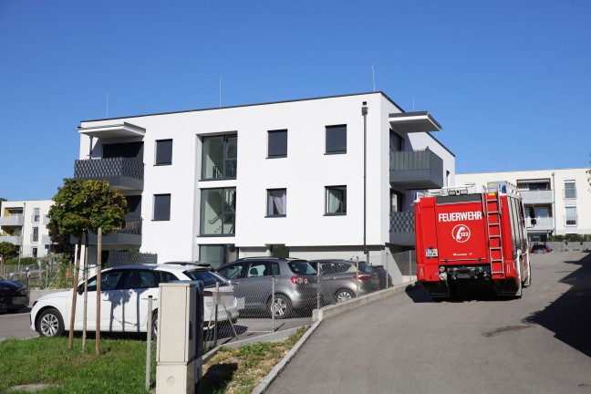 Feuerwehr bei Brandnachschau in Kche eines Mehrparteienwohnhauses in Steinhaus im Einsatz