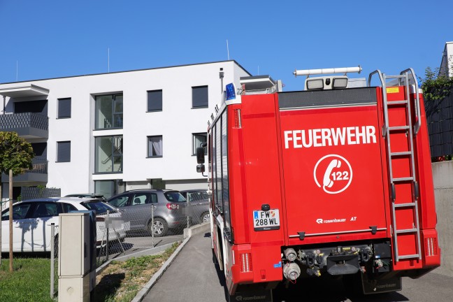 Feuerwehr bei Brandnachschau in Kche eines Mehrparteienwohnhauses in Steinhaus im Einsatz