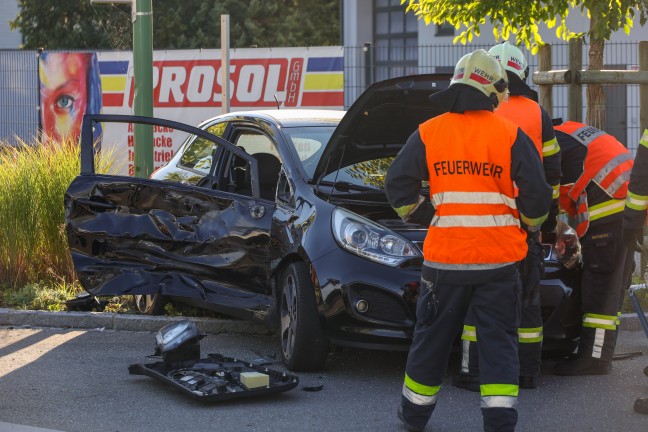 Personenrettung nach schwerem Crash zwischen Kleintransporter und PKW in Wels-Vogelweide