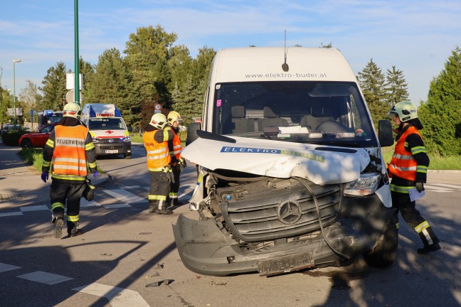 Personenrettung nach schwerem Crash zwischen Kleintransporter und PKW in Wels-Vogelweide
