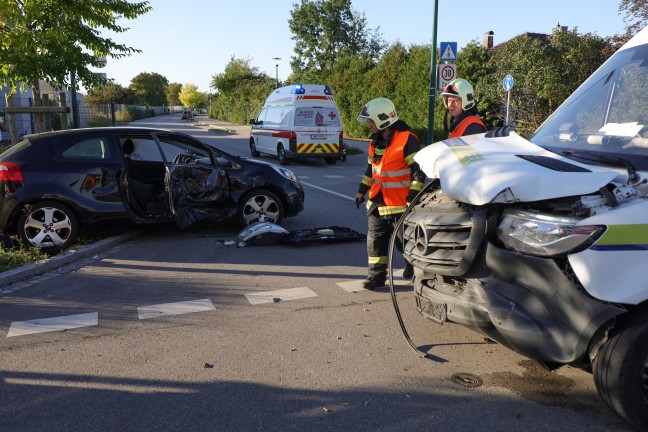 Personenrettung nach schwerem Crash zwischen Kleintransporter und PKW in Wels-Vogelweide