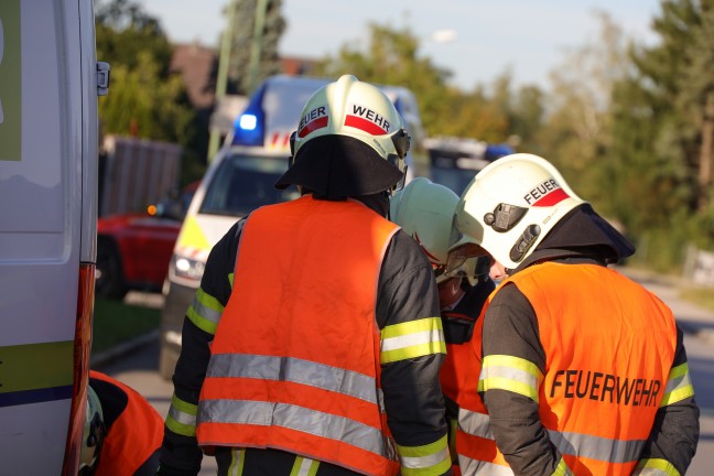 Personenrettung nach schwerem Crash zwischen Kleintransporter und PKW in Wels-Vogelweide