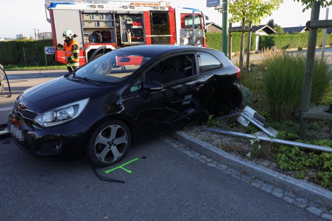 Personenrettung nach schwerem Crash zwischen Kleintransporter und PKW in Wels-Vogelweide