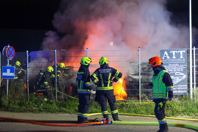 Brand mehrerer abgestellter Autos auf Verkaufsplatz eines Autohndlers in Hrsching
