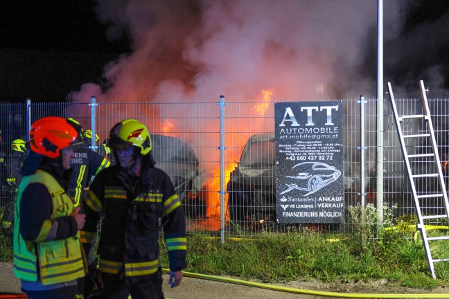 Brand mehrerer abgestellter Autos auf Verkaufsplatz eines Autohndlers in Hrsching