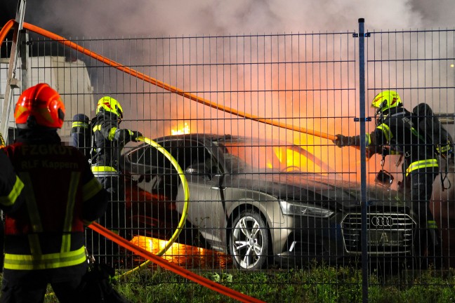Brand mehrerer abgestellter Autos auf Verkaufsplatz eines Autohndlers in Hrsching