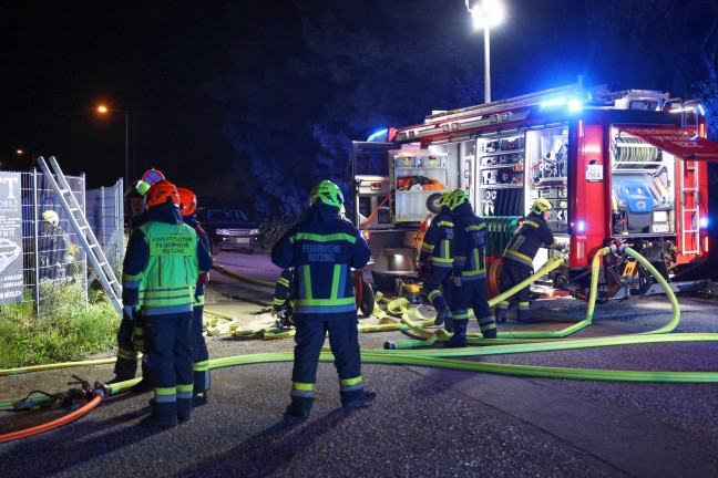 Brand mehrerer abgestellter Autos auf Verkaufsplatz eines Autohndlers in Hrsching