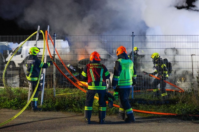 Brand mehrerer abgestellter Autos auf Verkaufsplatz eines Autohndlers in Hrsching