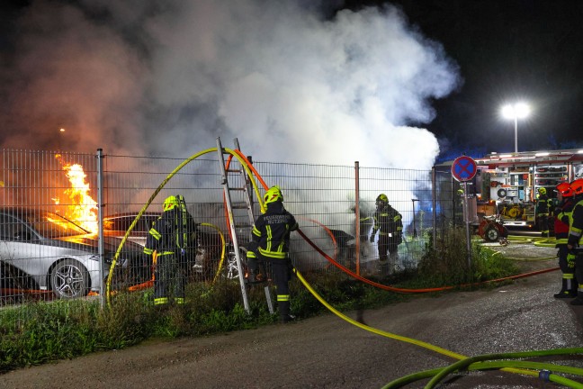 Brand mehrerer abgestellter Autos auf Verkaufsplatz eines Autohndlers in Hrsching