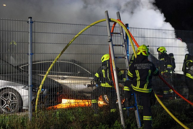 Brand mehrerer abgestellter Autos auf Verkaufsplatz eines Autohndlers in Hrsching