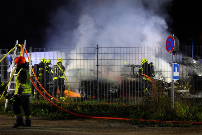 Brand mehrerer abgestellter Autos auf Verkaufsplatz eines Autohndlers in Hrsching