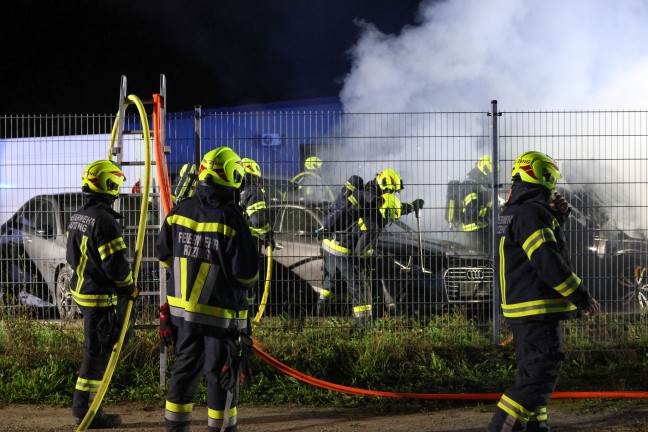 Brand mehrerer abgestellter Autos auf Verkaufsplatz eines Autohndlers in Hrsching