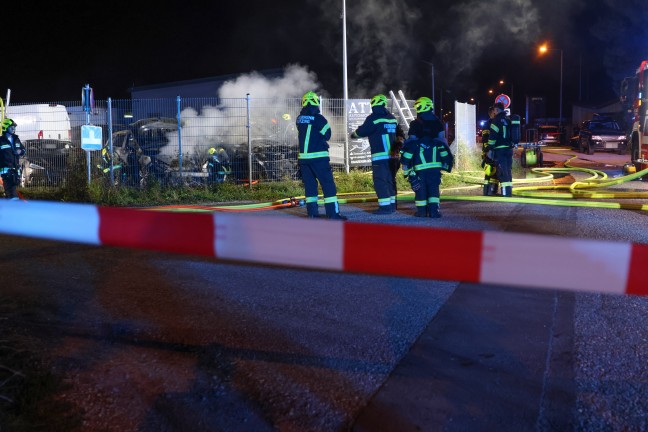 Brand mehrerer abgestellter Autos auf Verkaufsplatz eines Autohndlers in Hrsching