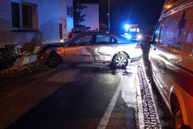 Auto bei Verkehrsunfall in Wels-Vogelweide gegen Hausfassade gekracht
