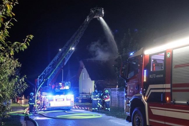 Brand einer Doppelhaushlfte in Enns nach anfnglichem Fahrzeugbrand in einem Carport