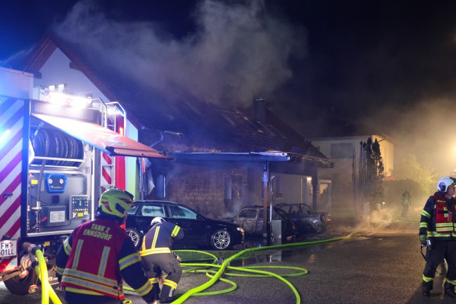 Brand einer Doppelhaushlfte in Enns nach anfnglichem Fahrzeugbrand in einem Carport
