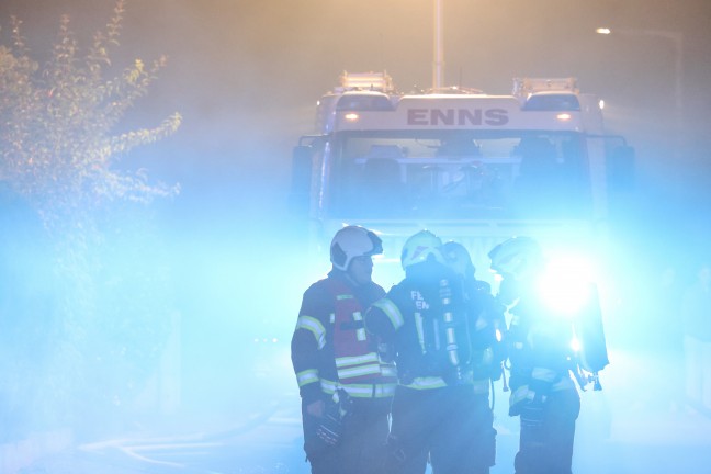 Brand einer Doppelhaushlfte in Enns nach anfnglichem Fahrzeugbrand in einem Carport
