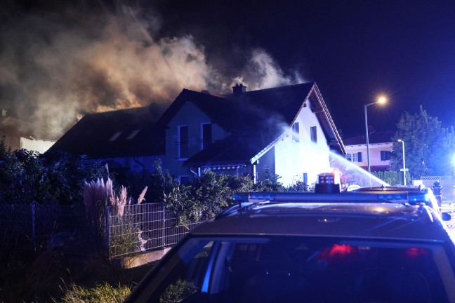 Brand einer Doppelhaushlfte in Enns nach anfnglichem Fahrzeugbrand in einem Carport