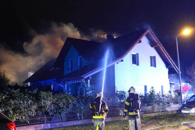 Brand einer Doppelhaushlfte in Enns nach anfnglichem Fahrzeugbrand in einem Carport