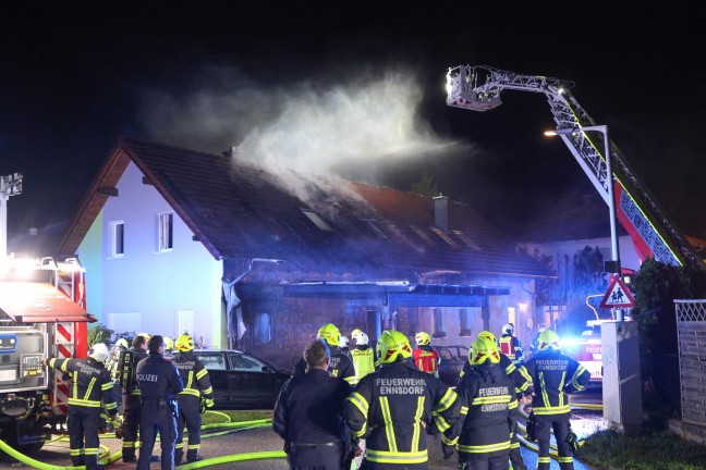 Brand einer Doppelhaushlfte in Enns nach anfnglichem Fahrzeugbrand in einem Carport