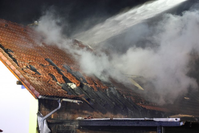Brand einer Doppelhaushlfte in Enns nach anfnglichem Fahrzeugbrand in einem Carport